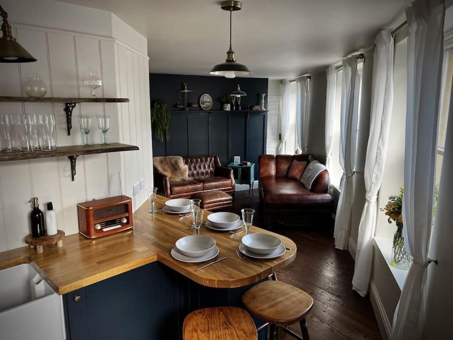 Period Apartment, Great Views, In Heart Of Town. Bradford-On-Avon Exterior foto